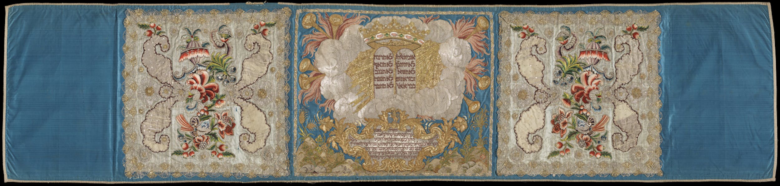 "Tutti i colori dell'Italia ebraica" Mappà Ambron 1795-1796 raso ricamato e raso, taffetas, velo, ricamati a riporto, Museo ebraico di Roma