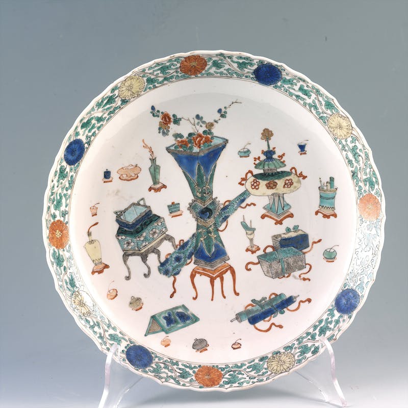 Plate decorated with some objects from the the “Hundred Antiques”