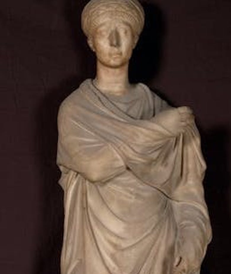 Statua femminile tipo “Piccola Ercolanese”