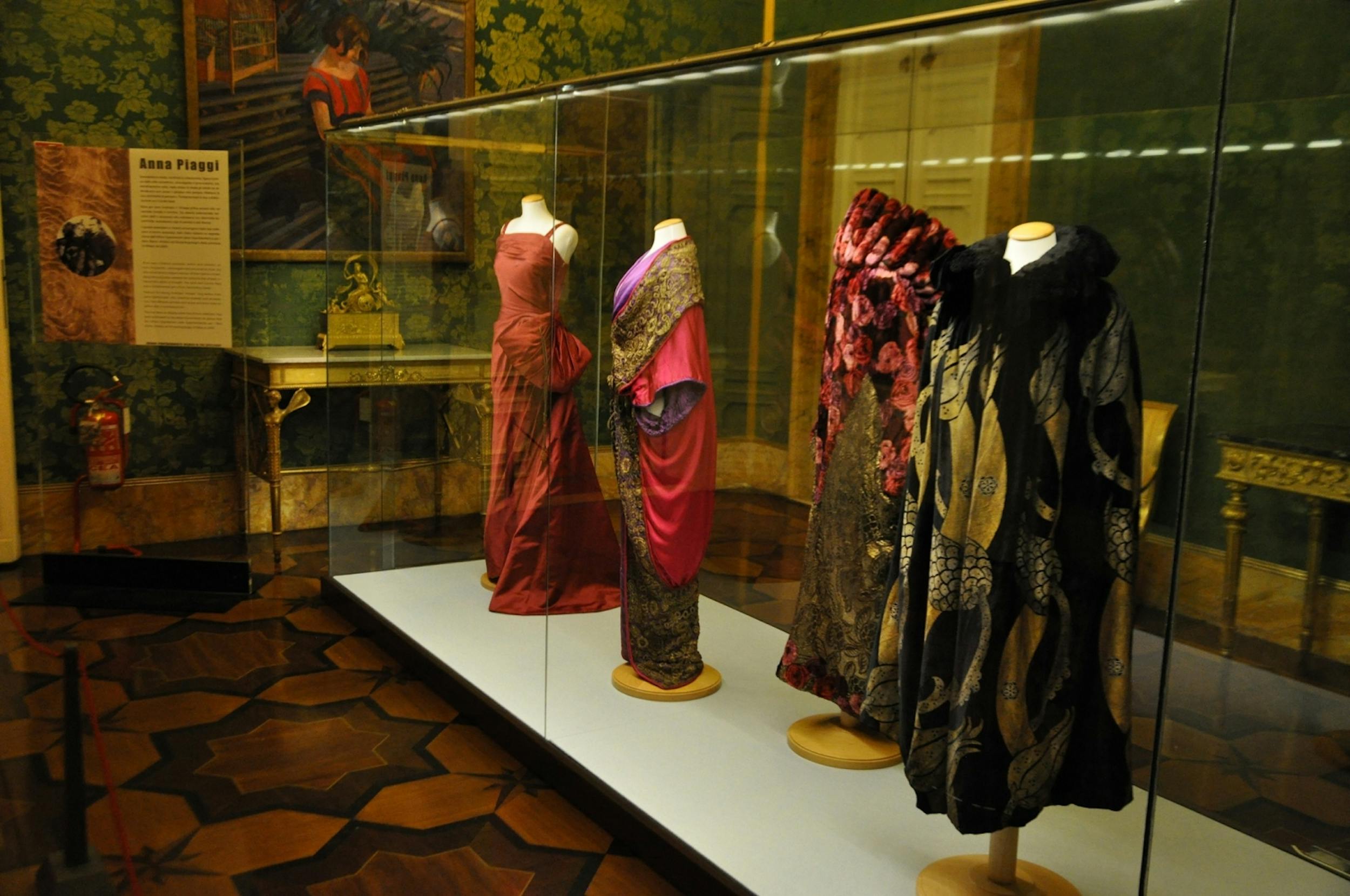 Sala dedicata agli abiti di Anna Piaggi  particolare dell’allestimento Firenze, Galleria del Costume di Palazzo Pitti