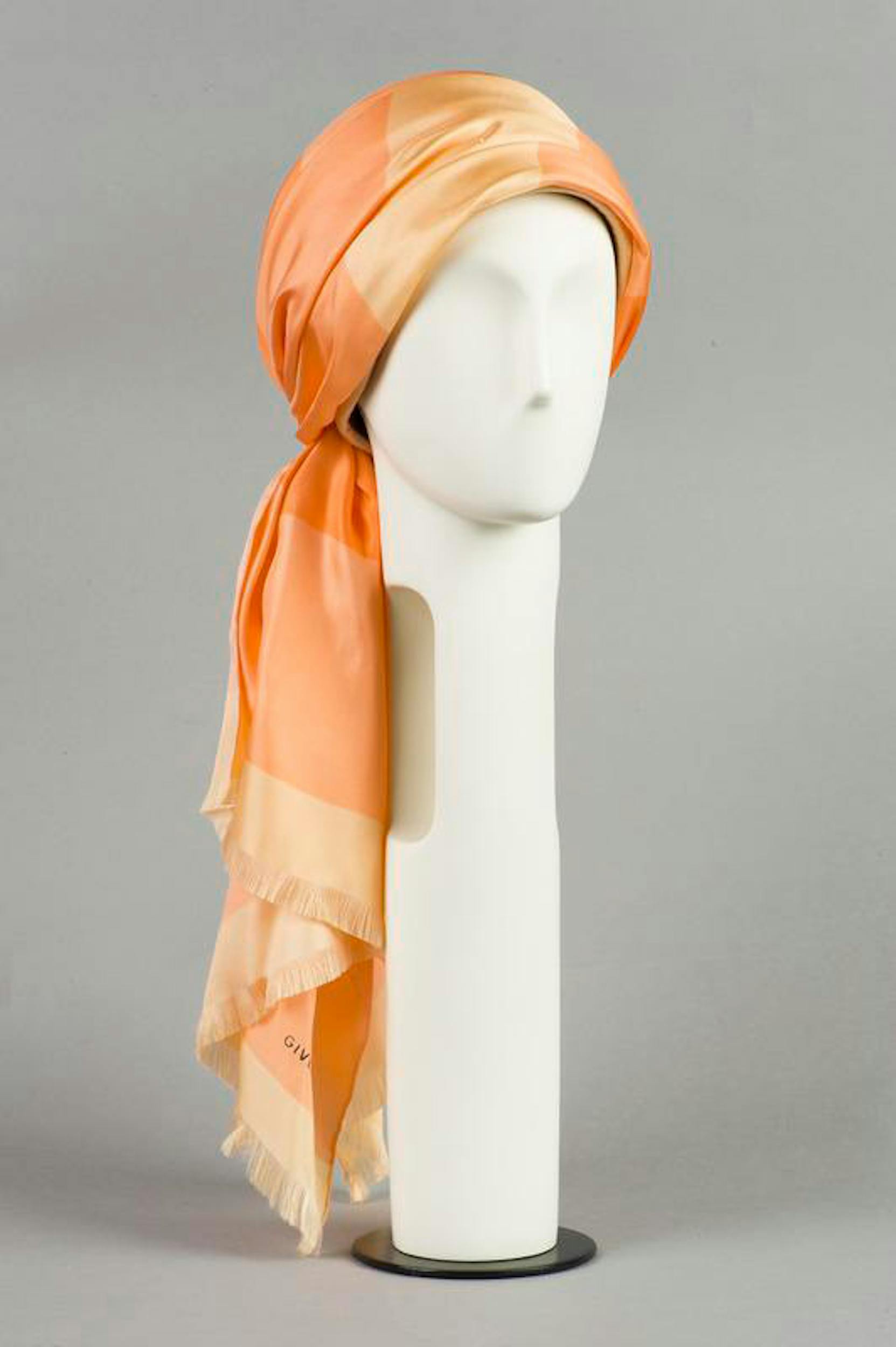 Givenchy, copricapo femminile, XX secolo (1969-1970), seta. Firenze, Gallerie  degli Uffizi, Museo della Moda e del Costume