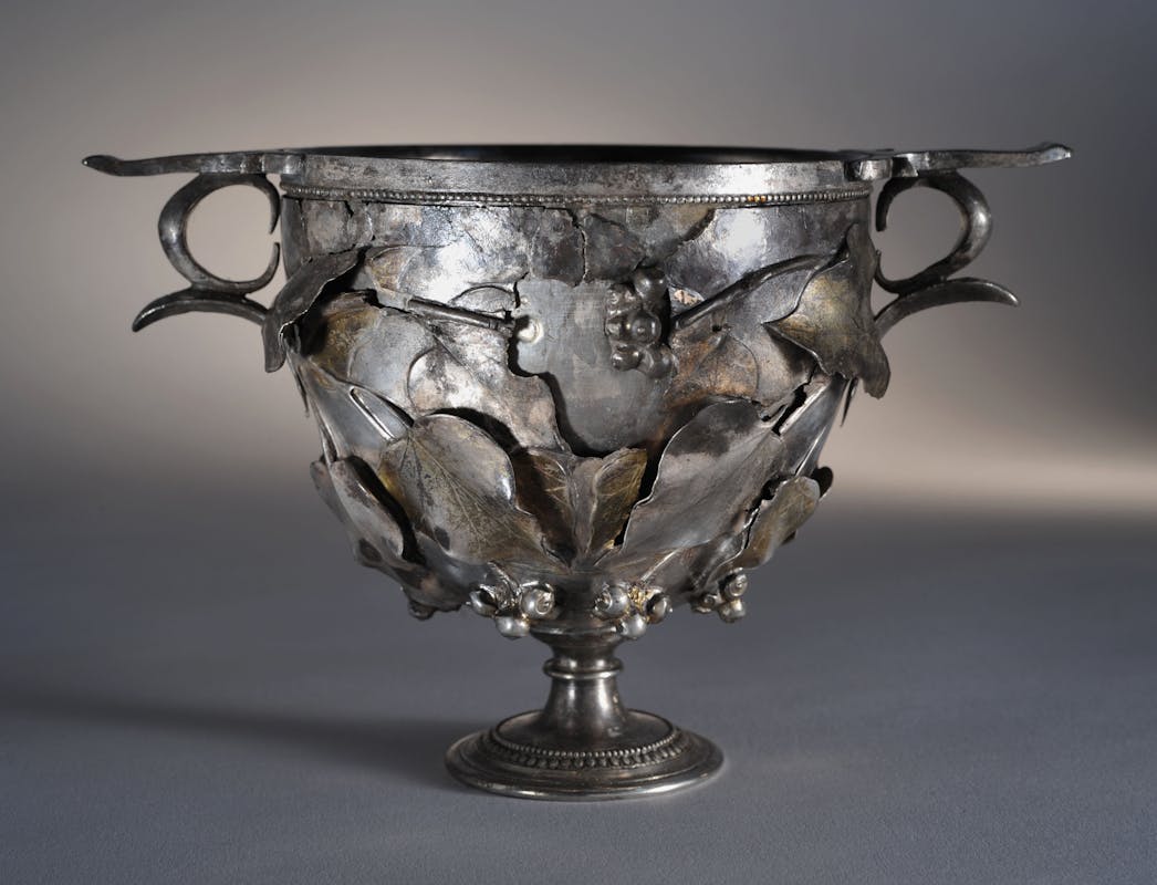 Skyphos in argento, I secolo d.C.,  Museo Nazionale Archeologico di Napoli. 