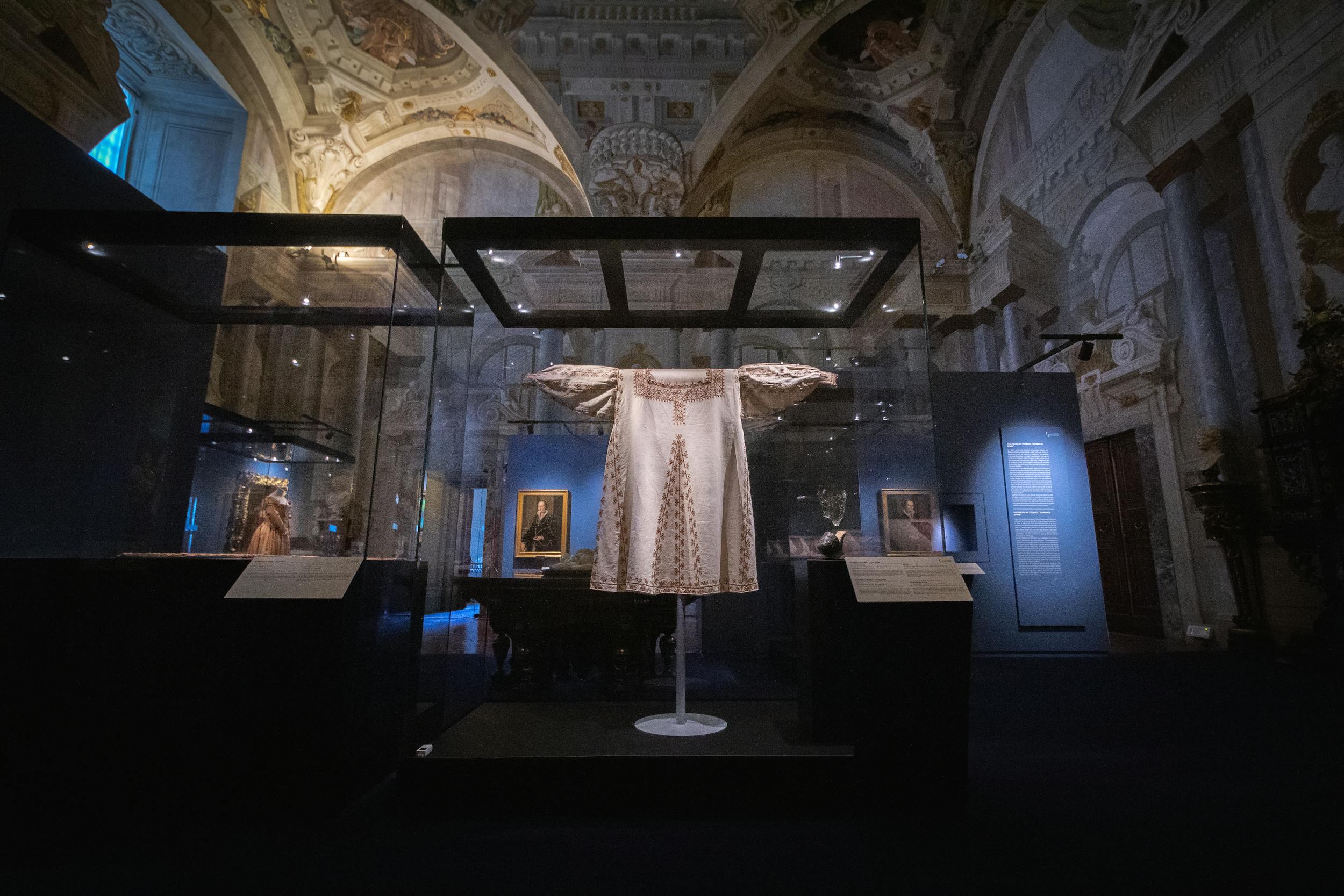 Abito femminile (probabilmente indossato da una delle damigelle di Eleonora quando fu ricevuta in Vaticano nel 1560 da Papa Pio IV), 1560, prestito del Museo Nazionale di Palazzo Reale di Pisa, eseguito dalla bottega di Agostino da Gubbio