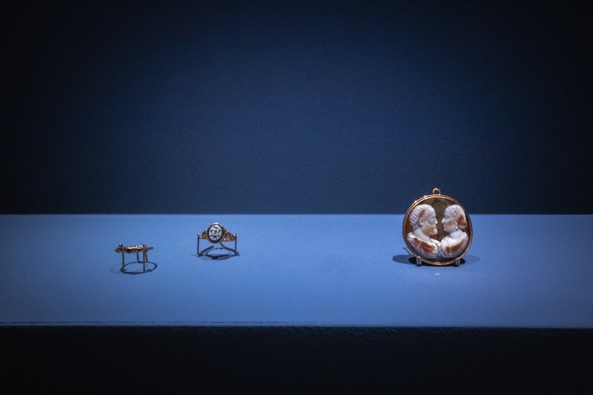 Arte romana, orafio fiorentino, anello d'oro con intaglio in niccolo, I sec. d.C.- XVI sec